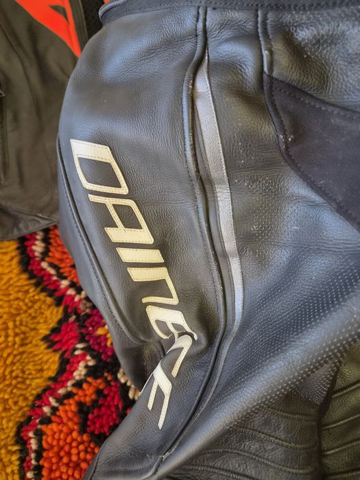 Комплект кожен мотоциклетен панталон и яке на марката  Dainese серия Super Fast Estivo , изработени от  висококачествена телешка кожа,50 номер