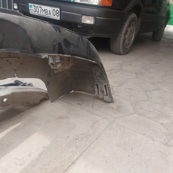 Бампер е 39,до рест.,состояние среднее под покраску!