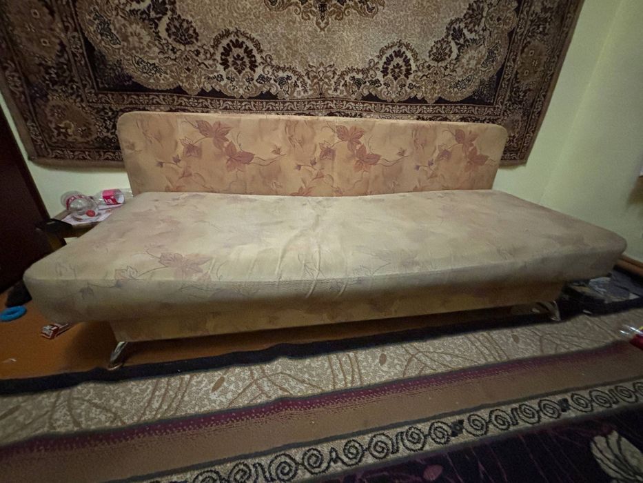 Обычный диван простой