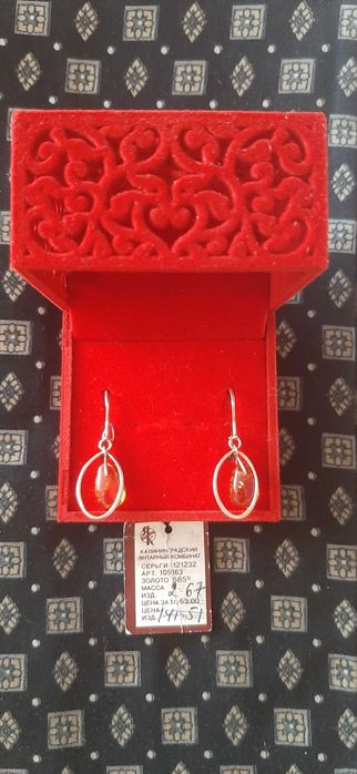 золотые серьги с янтарем