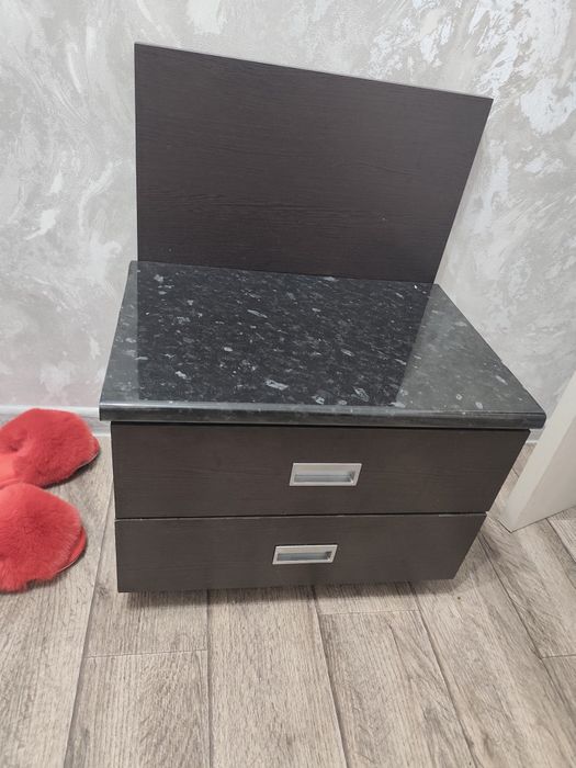 Комод, зеркало и тумбочка