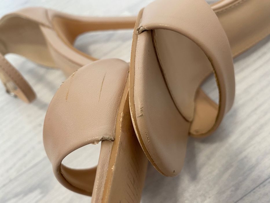 Бежови сандали на висок ток