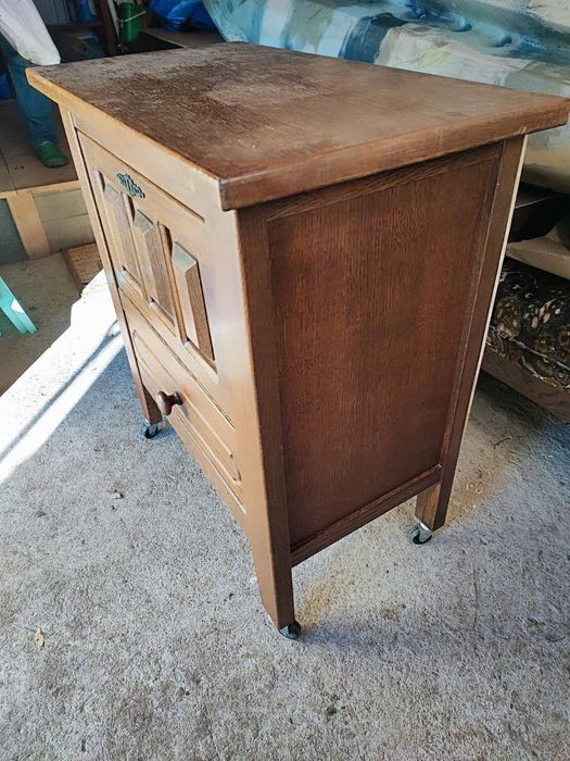 Бар шкаф от дърво