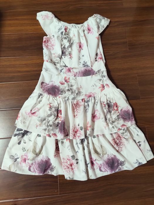 Vând rochii noi cu și fără etichetă