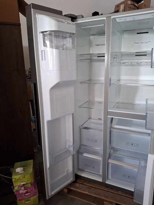 Почти нов Без забележки голям хладилник Samsung с долна камера. с