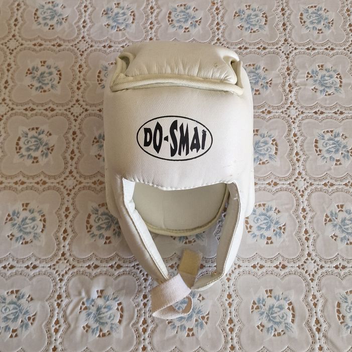 Спортивный защитный шлем.