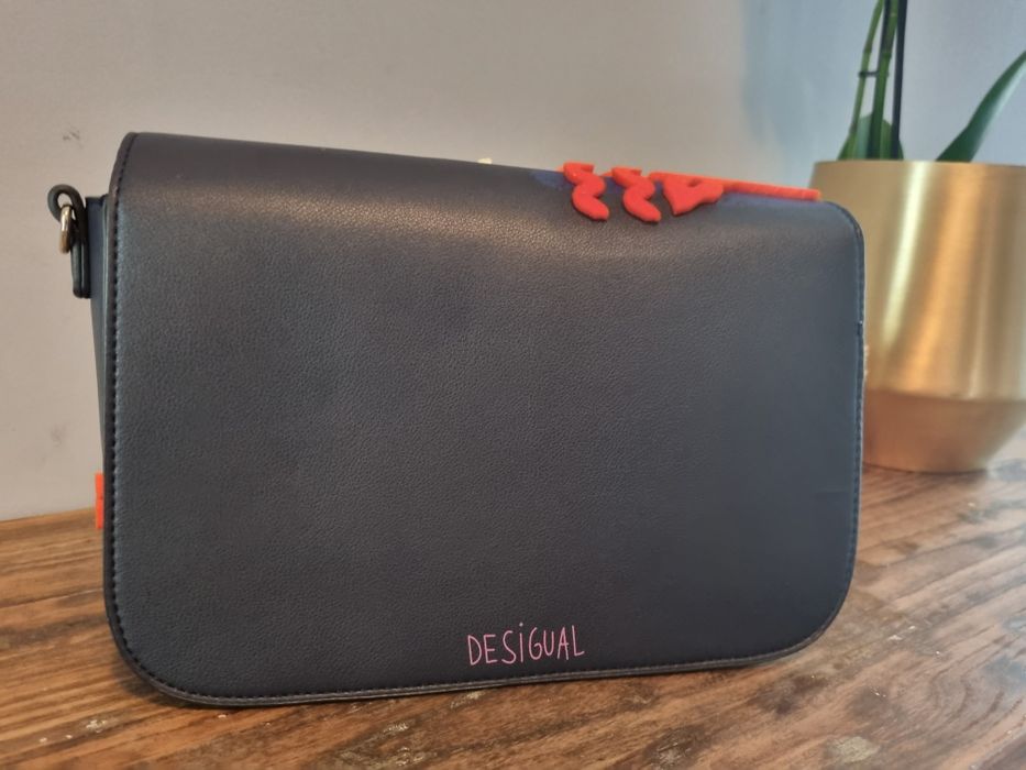 Чанти Love Moschino,  Desigual, Victoria Secret