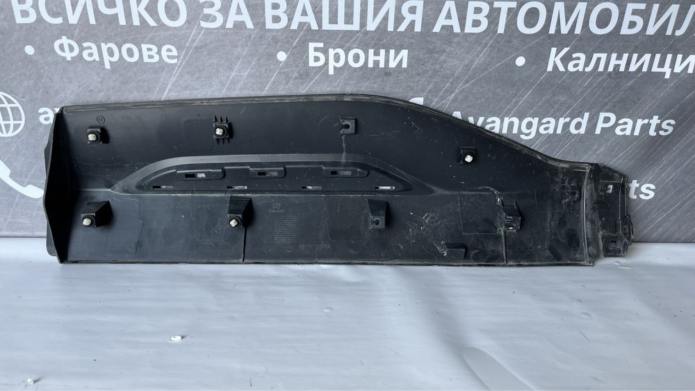 Праг на задна дясна врата Toyota Yaris Cross