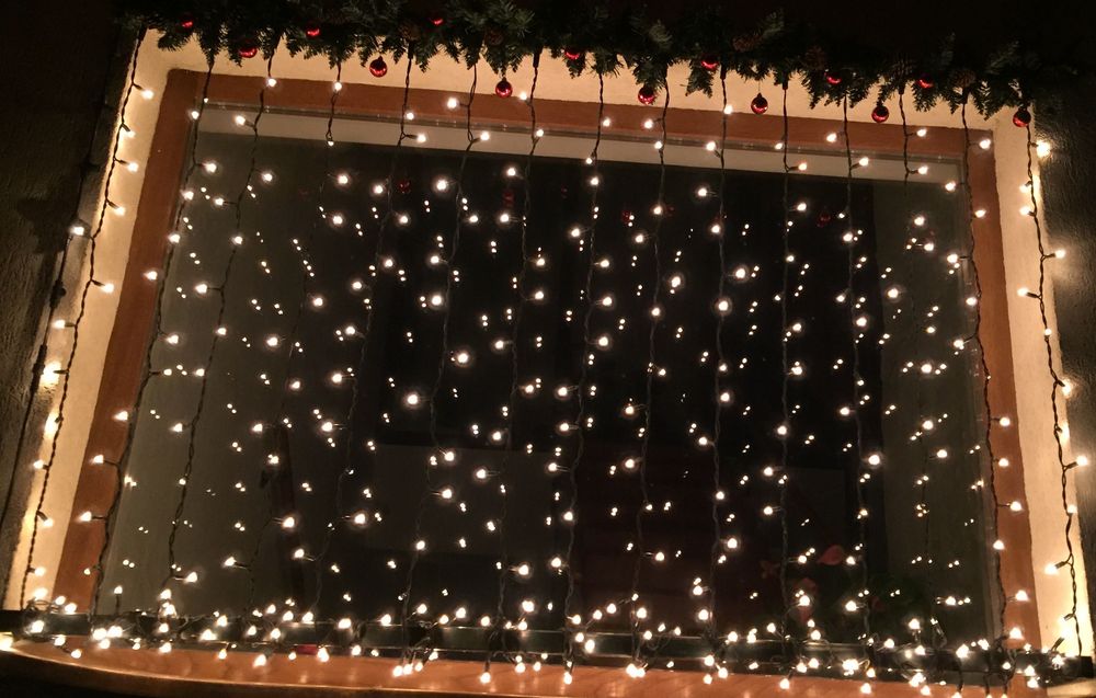 instalație luminoasă de Crăciun, tip perdea   1,80 m  x  2 m, alb cald