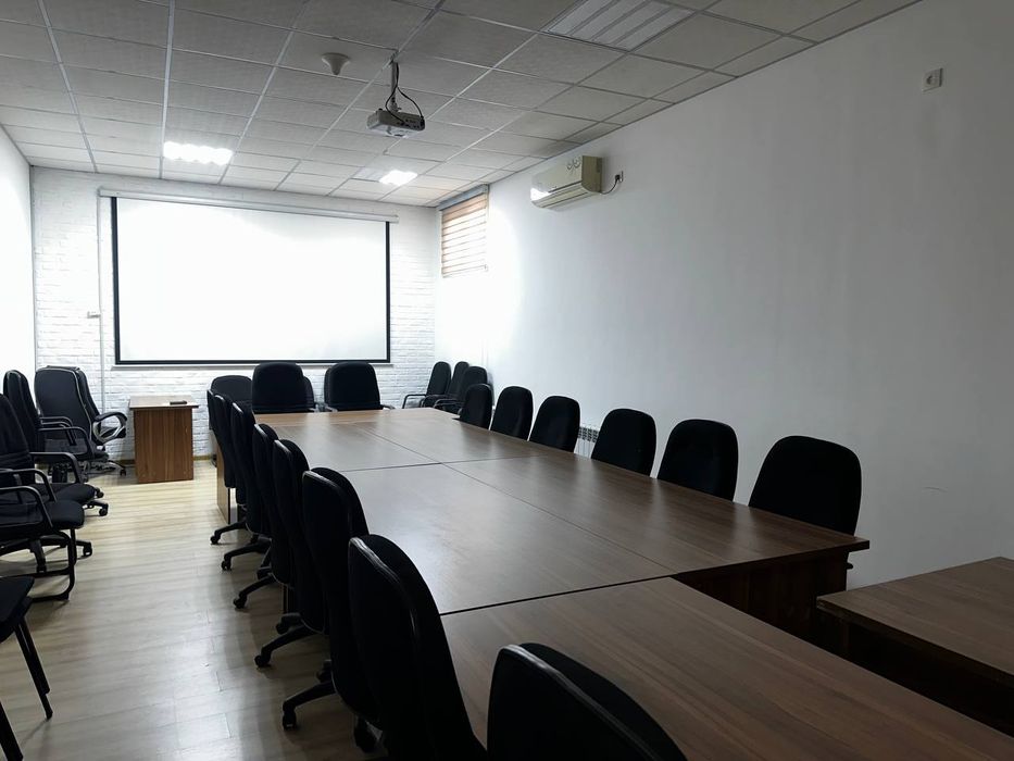 Срочно продается евроздание , 1235  кв.м вдоль главной дороги.