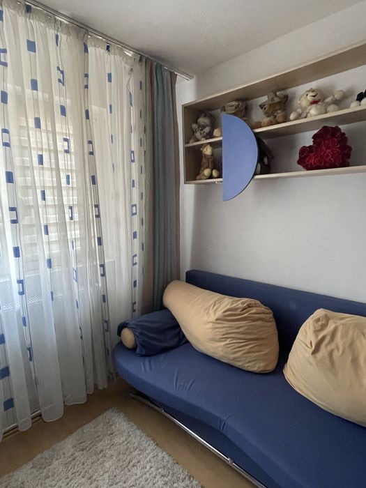 Vand camera echipata complet(mobila, canapea, perdele, birou)