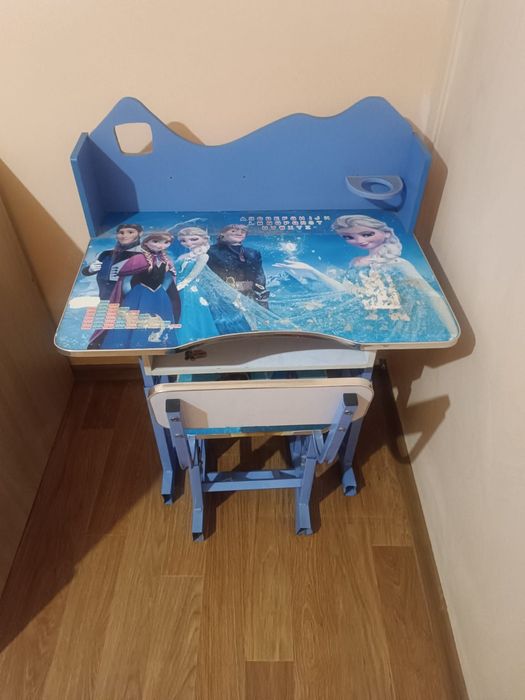 Парта со стулом.