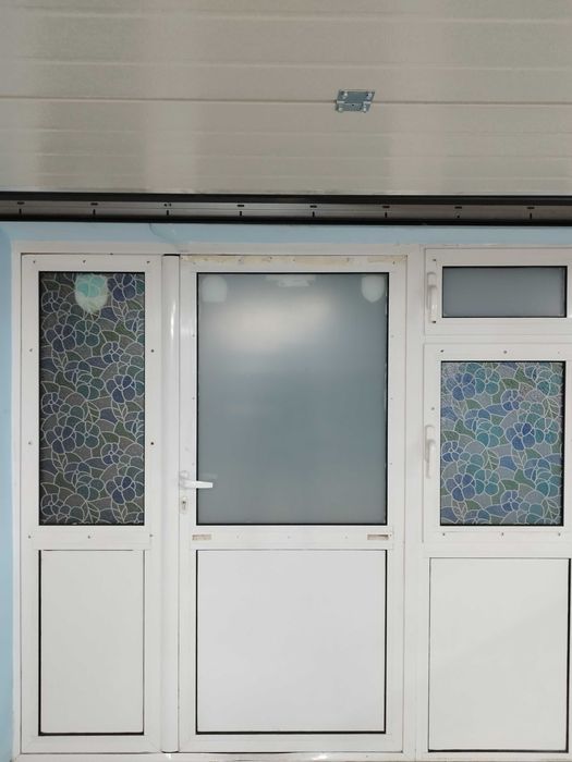 Продавам входна врата със прозорци