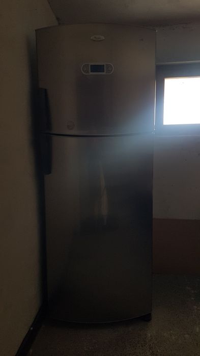 ХЛАДИЛНИК Whirpool с горна камера.Размери : 186/70/65.