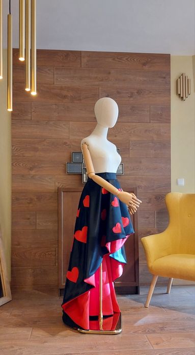 Официална асиметрична пола Черно на червени сърца Матиран сатен Бална