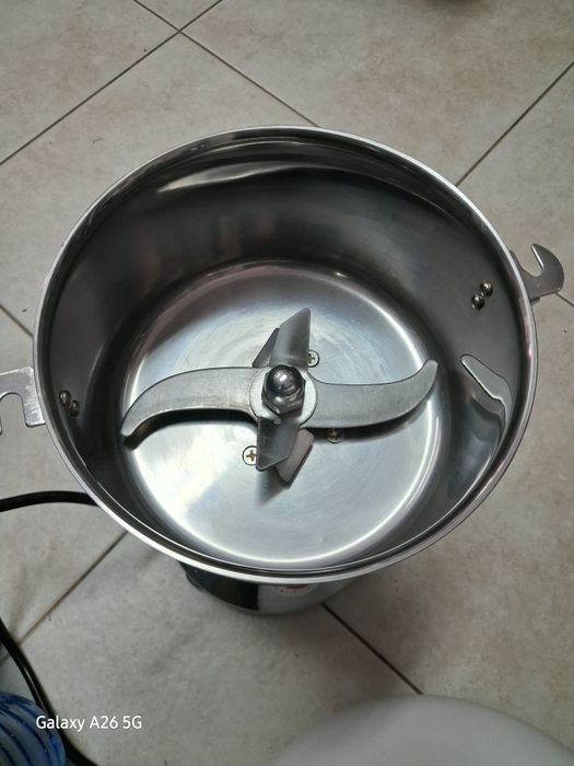 професионална електрическа мелничка, предназначена за смилане на голям