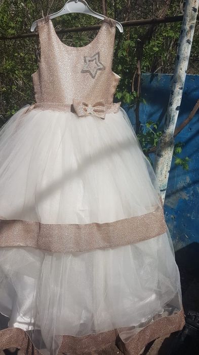 Продаю платье для девочки.