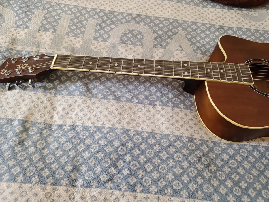 Gitara srochno sotiladi