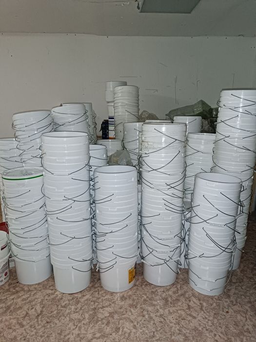 Продам банки и пластиковые вёдра