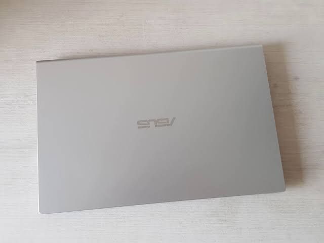 Обмен.Современни ноутбук ASUS Vivobook X515