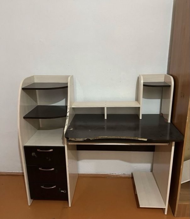 Подный компьютер со столом