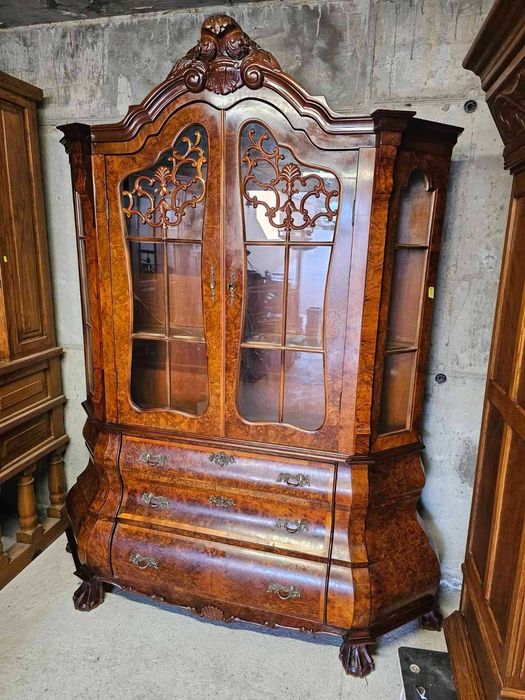 Витрина в стил Чипъндейл с интарзия