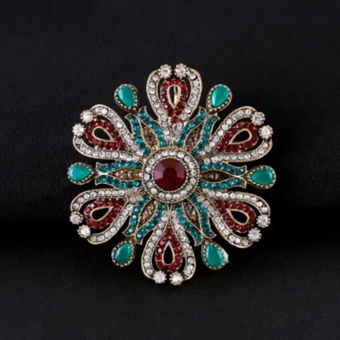 Яркие праздничные брошки 5-6см.