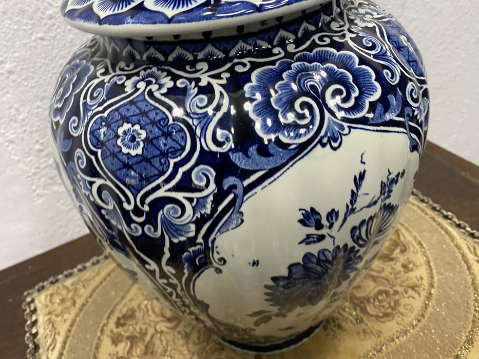Холандски порцелан Delft синьо бяла ваза с капак Boch