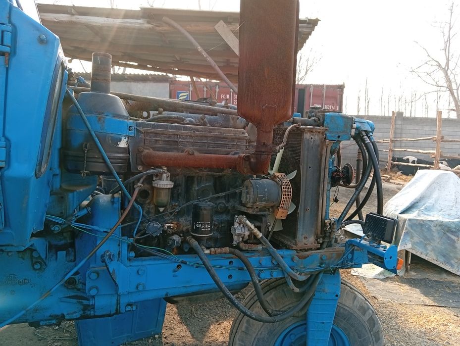 Трактор МТЗ 80 .