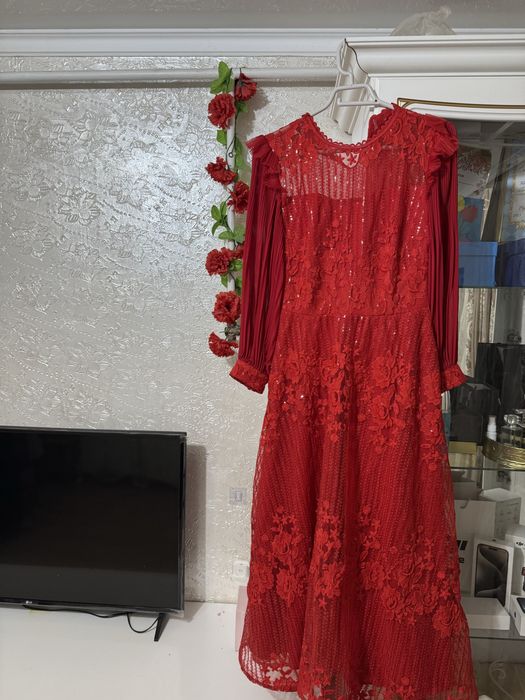 Красное вечернее платье