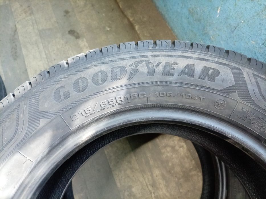 Гуми 215/65/16С 2бр. 21г Гудиер