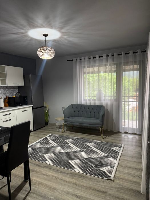 Închiriez apartament