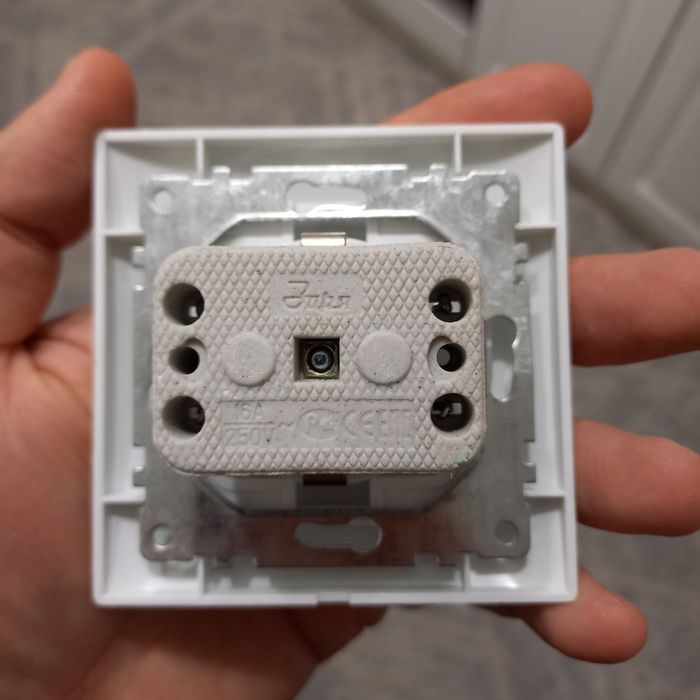 Розетки и выключатели