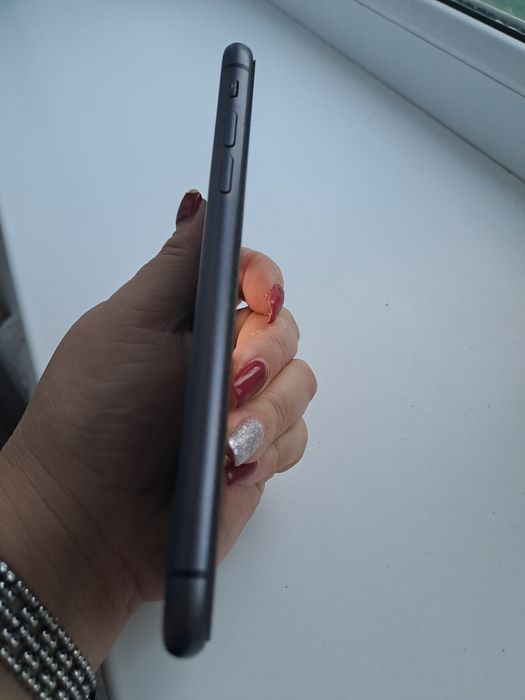 iPhone 11 с чехлом и зарядкой