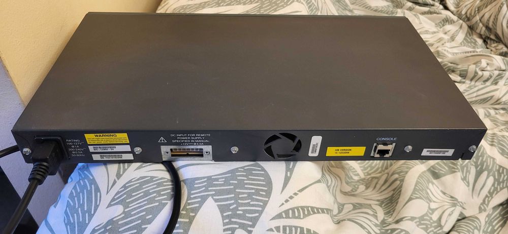 CIisco CATALYST 2950 Sserie Switches porneste nu stiu mai mult de el (a fost dat jos un cular de pe el ) se vinde cum se vede