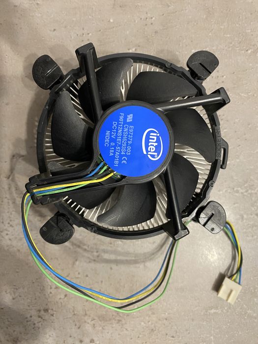 Intel i7 6700 + cooler stock