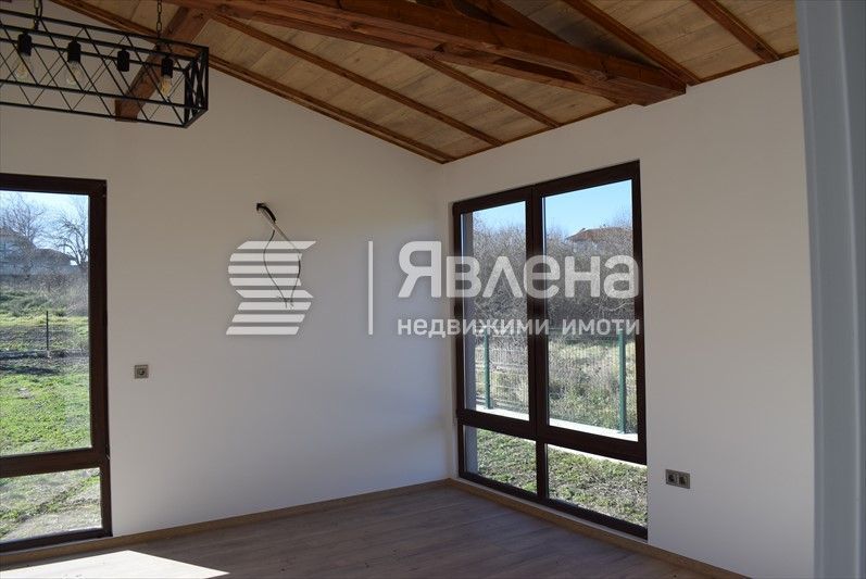 Агенция Явлена продава готова, едноетажна къща с п