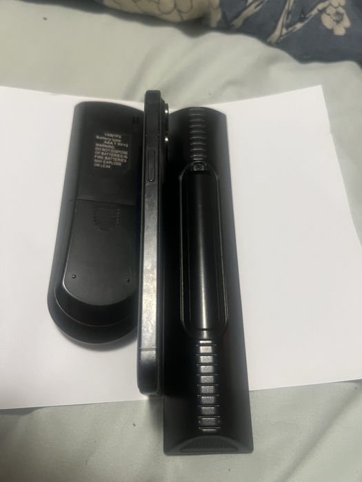Vand iphone 12 pro max impecabil 256 gb baterie 100 la 100 putin fisurat pe spate un pic de tot nu deranjeaza