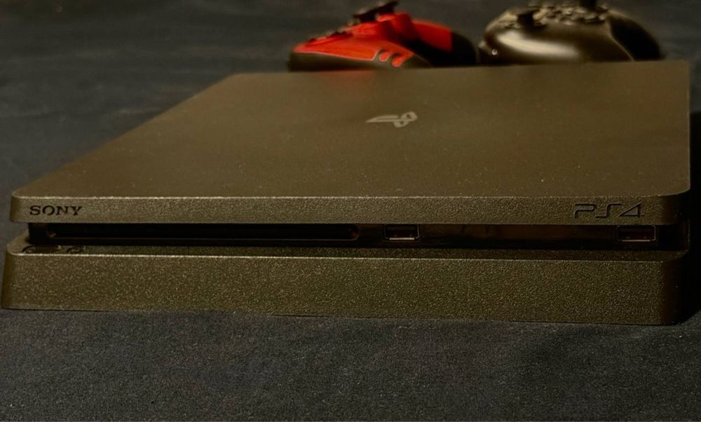 Sony PlayStation 4 Slim 1TB + 2 джойстика | Обслужена | Бартер за Xbox Series S