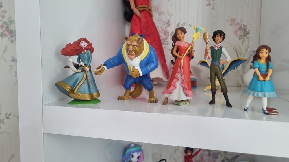 Vând păpuși LOL, figurine Disney și ponei.