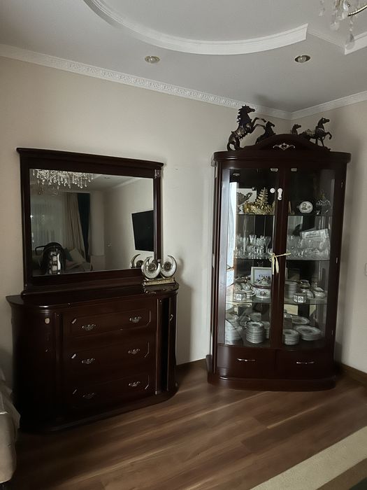 Горка шкаф со стекляными дверьми и комод с зеркалом