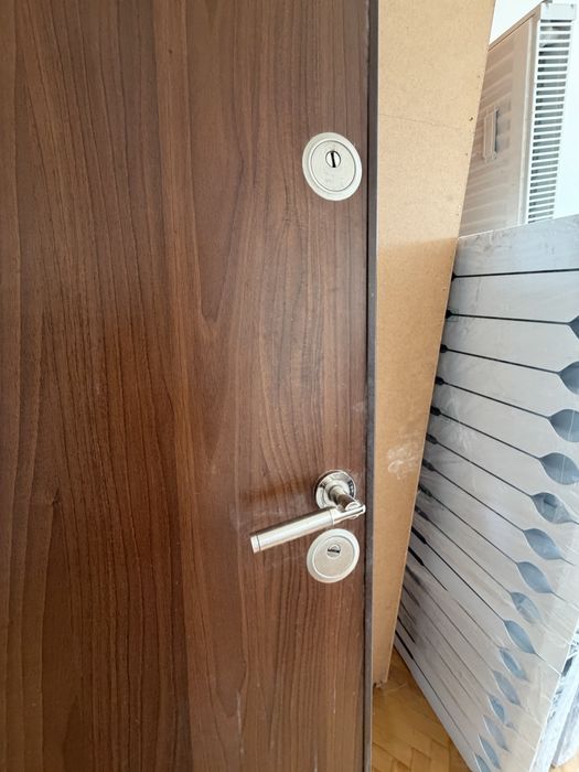 Блиндирана входна врата