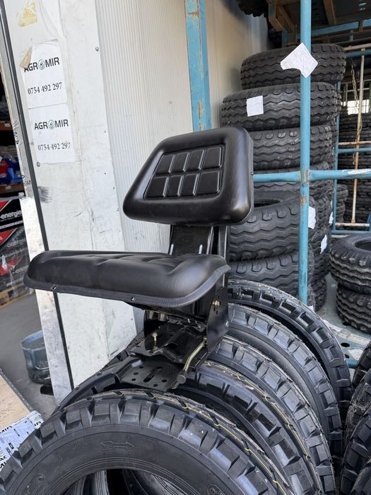 Scaun universal negru cu reglaj triplu si amortizor pentru tractor U-445