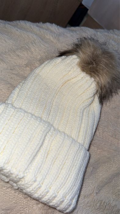 UGG caciula negru si alb