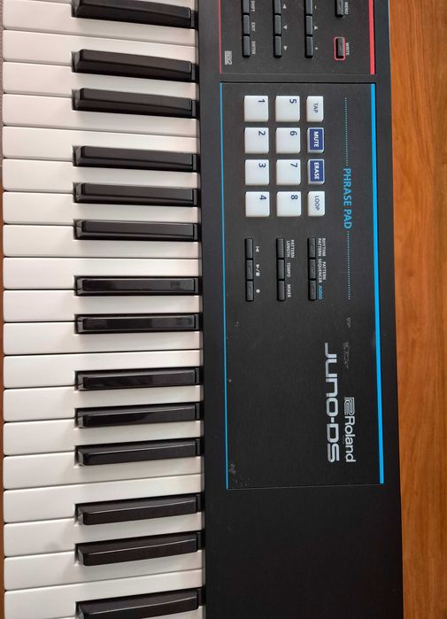 Roland Juno DS 76 keyboard