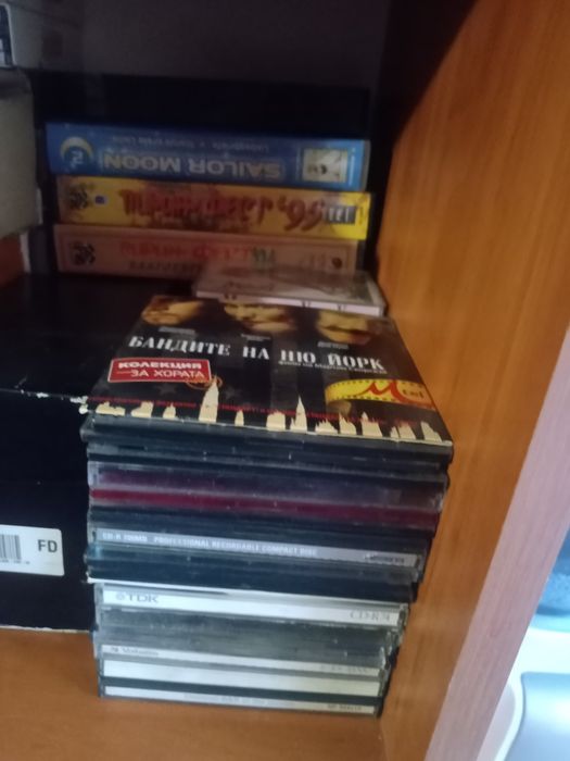 Дискове с филми и музика и музикални инструменти