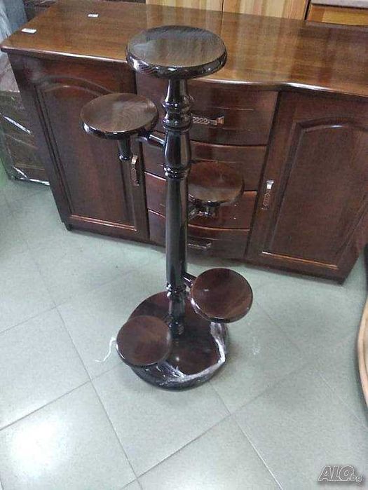 Масивна дървена масичка с два плота и колелца за лесно местене.Налична