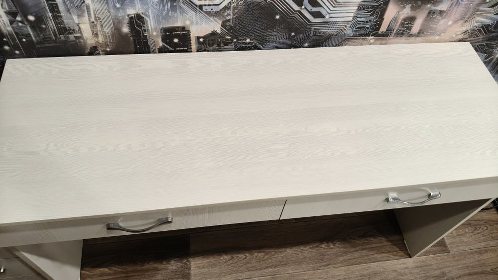 Письменный стол в идеальном состоянии