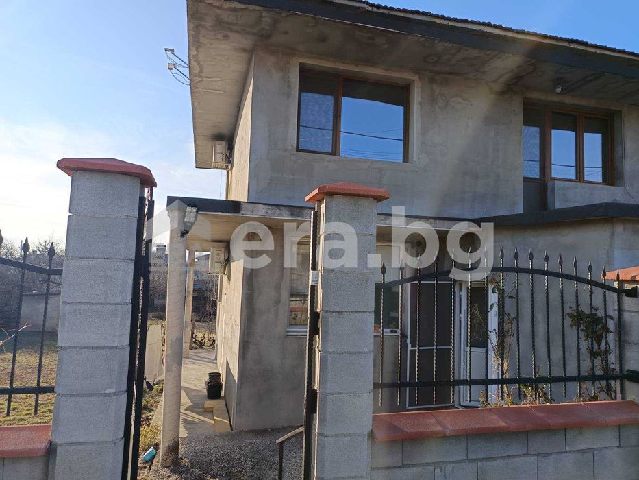 Двуетажна обзаведена къща в гр. Суворово