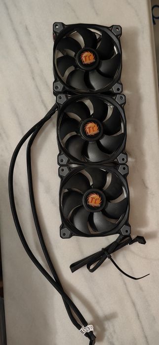 Ventilatoare thermaltake riing 12 LED  RGB